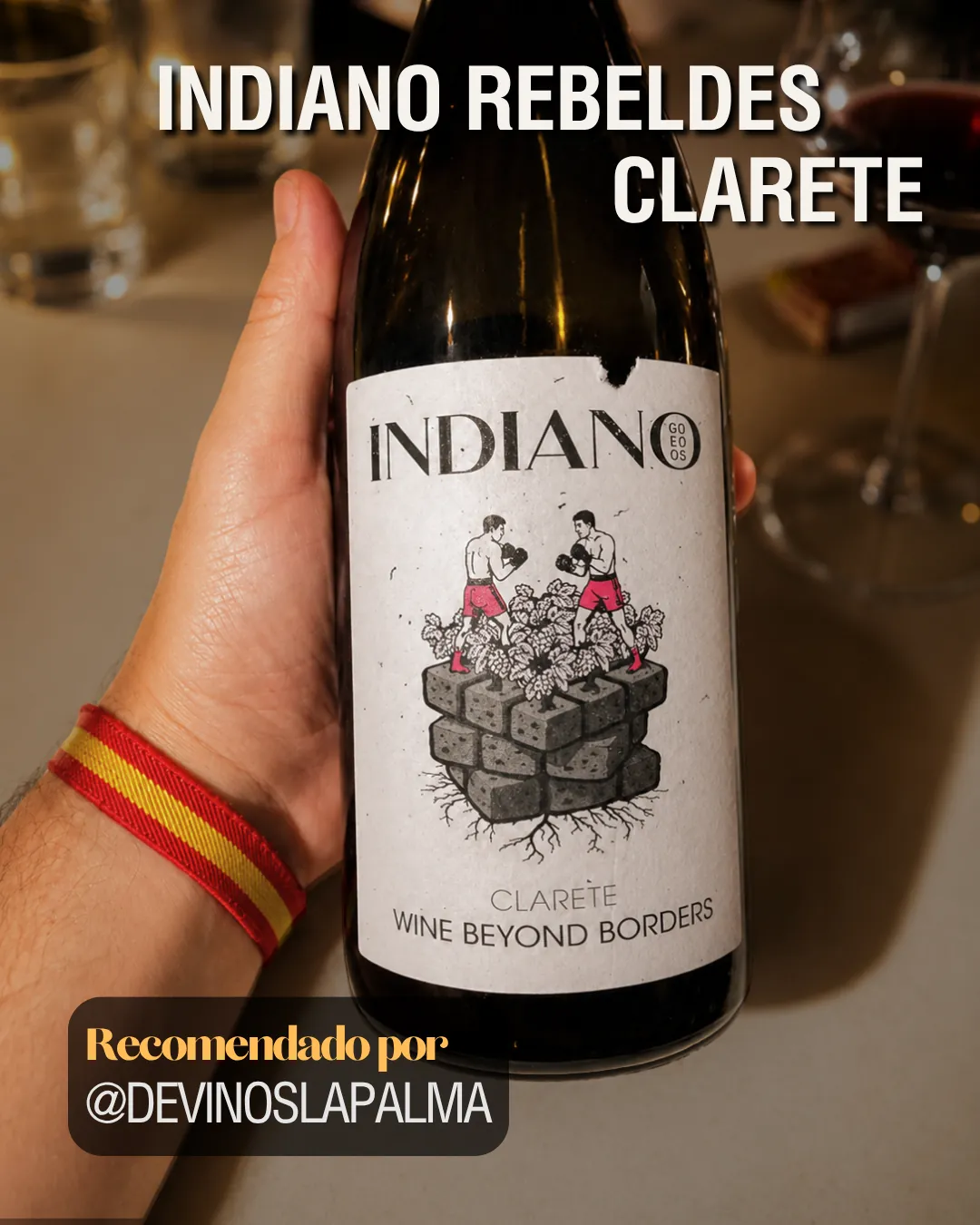 Mano con pulsera sosteniendo una botella del clarete Indiano Rebeldes Wine Beyond Borders